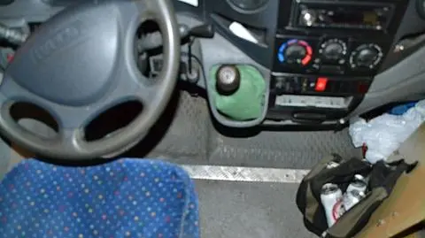 Kierowca miejskiego autobusu z 3 promilami. Przy fotelu puszki z piwem