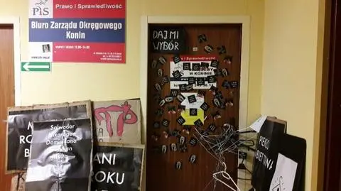 Zakleiły drzwi PiS na Czarnym Proteście, sprawę bada policja