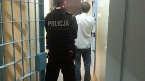 Z brzytwą na policjantów. 37-latek usłyszał już zarzuty