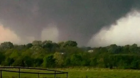 Szalejące tornado zabiło i zniszczyło