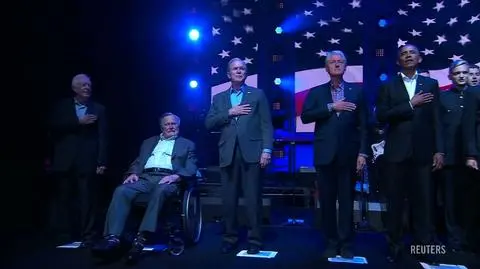 Prezydenci wyszli razem na scenę, by odśpiewać hymn narodowy USA