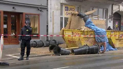 Szła chodnikiem, spadł na nią gruz. "Było widać, że noga jest złamana"