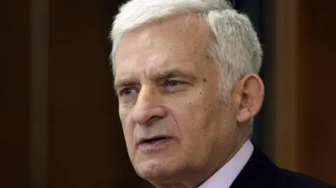 Jerzy Buzek krytykuje propozycję rządu ws. OFE