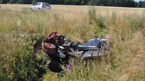 Chciał przewieźć quadem koleżanki, wjechał do rowu