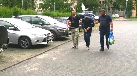 Zgarbiony, nieobecny i milczący. To brutalny zabójca z Łodzi?