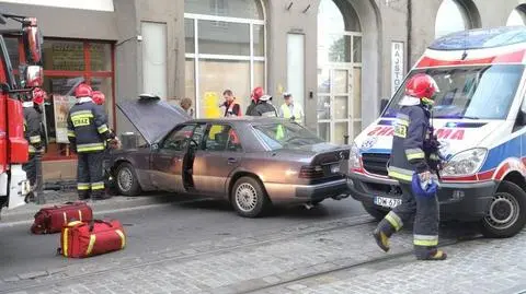 Wypadek we Wrocławiu. Mercedes potrącił pieszych