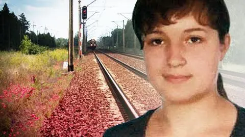 Dziewczyna leży na torach
