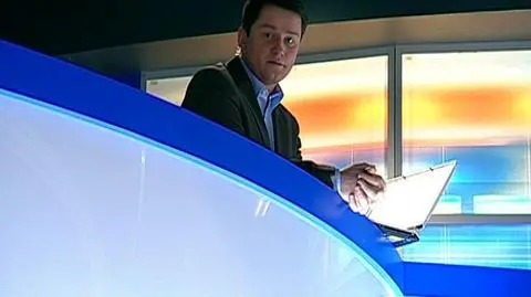 Popsuć laptopa wcale nie jest łatwo. W TVN24 próbował to zrobić Jarosław Kuźniar. Z jakim skutkiem? Zobacz film...