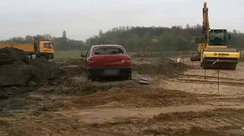Nie rusza się od miesięcy, a "wjechał" na środek ronda