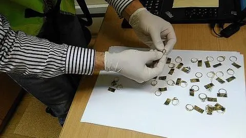 Ukradła 36 pierścionków i ukryła je w jogurcie