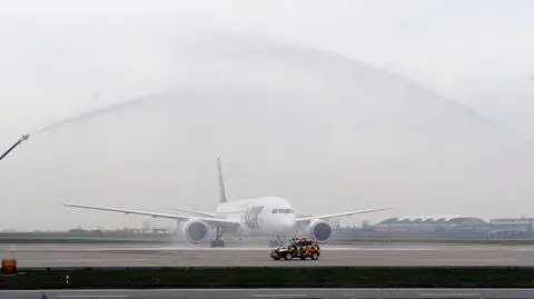 Boeing 787 Dreamliner witany tradycyjnym salutem wodnym po wylądowaniu na warszawskim Okęciu