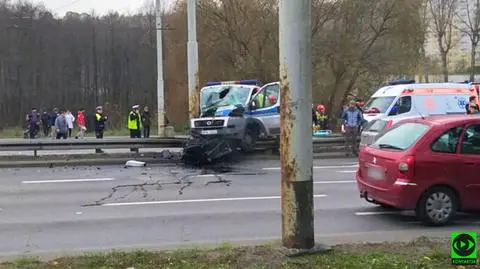 Radiowóz wbił się w słup. Policjant w szpitalu z ciężkim urazem głowy