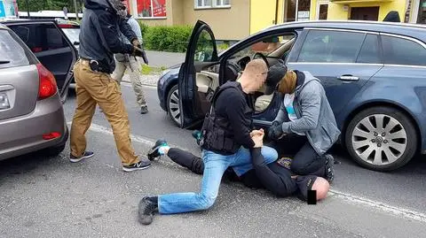 "Ręce widzę! Wychodź i kładź się!"