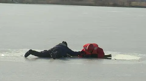 Kraków. Ćwiczenia straży pożarnej na zamarzniętym Zalewie Bagry