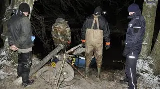 Mężczyźni odławiali bursztyn za pomocą motopompy