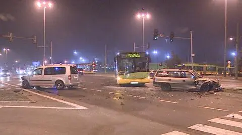 Zderzenie dwóch aut i autobusu w Poznaniu. Były korki