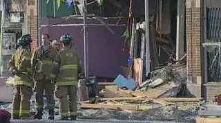 Postrzępione manekiny, rozbite szyby, zawalone dachy i gruz - tyle pozostało ze sklepu i jego okolic, gdy w czwartek około południa doszło tam do eksplozji. Pięć osób jest rannych, ale ratownicy przeszukują miejsce wybuchu w poszukiwaniu osób, które mogły zostać uwięzione w pobliskich punktach. ((APTN)