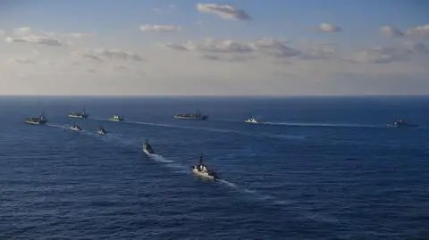 Pokazowa formacja amerykańskich i japońskich okrętów w Azji