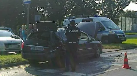 Zderzenie trzech aut we Wrocławiu. Jedna osoba ranna
