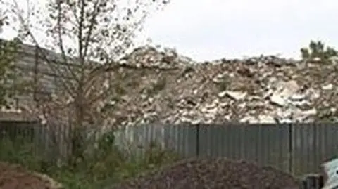 Góry śmieci ukryte przed kamerą