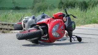 Policja sprawdza, czy nastolatek mógł prowadzić motorower (zdjęcie ilustracyjne)
