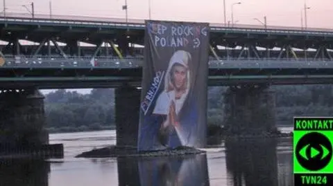 Maryja z twarzą Madonny zawisła na moście