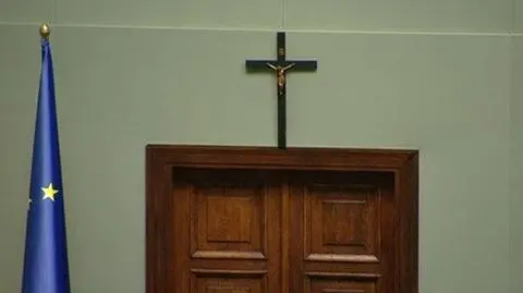 Komisja broni sejmowego krzyża
