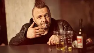 Bohaterem "Ojcze masz" jest grany przez Arkadiusza Jakubika Marcel, punkrockowy muzyk