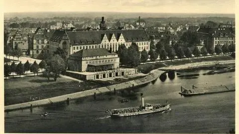 Z karabinami bronili murów uczelni 