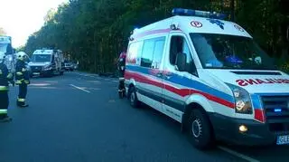 Motocyklista wjechał w rowerzystów na krajowej "szóstce"