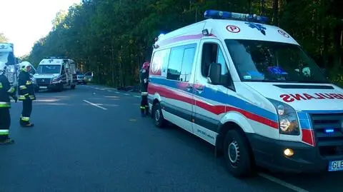 Motocyklista zderzył się z rowerzystami