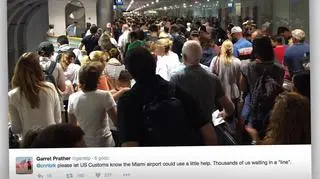 Tłum pasażerów oczekujących na lotnisku w Miami 