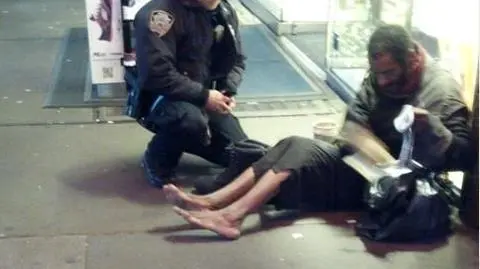 Policjant kupił buty bezdomnemu.
 Zdjęcie poruszyło USA 