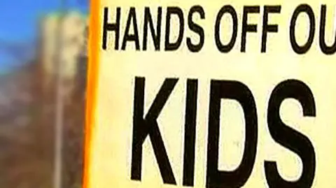 "Ręce precz od naszych dzieci!"