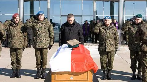 Trumna z ciałem poległego w Afganistanie żołnierza już w Polsce