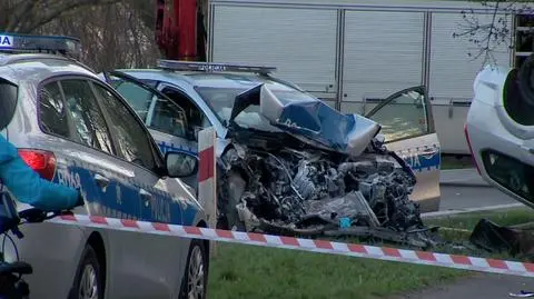 Policjanci jechali do kolizji, zderzyli się czołowo z autem osobowym