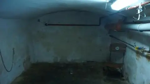 Katowali go kilka godzin, uciekł przykuty do krzesła. Jeden z oprawców w areszcie