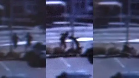 Skuci kajdankami utknęli na słupie
