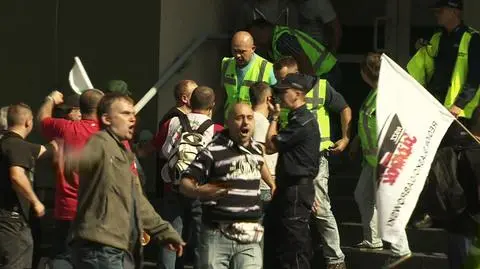 Protest górników w Katowicach. Przepychanki, wyzwiska, gaz i petardy