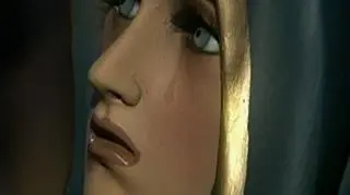 "Cud" w Wielkim Tygodniu. W małej meksykańskiej wiosce Pedro Escobero na twarzy figurki Maryji pojawiły się ślady łez. Od niedzieli do miejscowości udaje się tysiące pielgrzymów, którzy chcą zobaczyć zjawisko na własne oczy.(APTN)