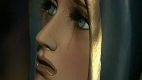 Płacząca figurka Maryi Panny