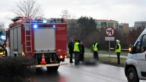 Samochód dostawczy śmiertelnie potrącił kobietę pod Oławą