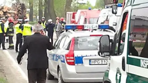 Odpięła się naczepa z drewnem. Zginął mąż, żona w ciąży ranna