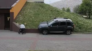 Zostawił samochód "na luzie" i auto stoczyło się ze skarpy