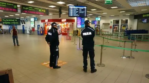 Pyrzowice. Kobieta z rocznym dzieckiem piła wódkę na lotnisku