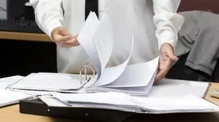 Stażysta pracował często do 6 nad ranem 