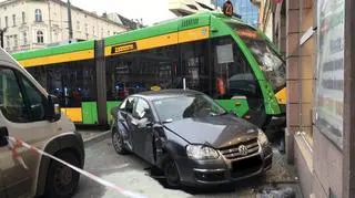 Tramwaj wjechał w sklep i uszkodził auto