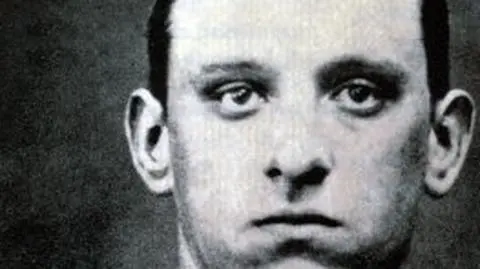 Złapał Annę Frank,
 służył RFN