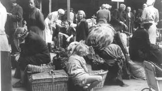Niemcy na dworcu w Berlinie w 1945 roku