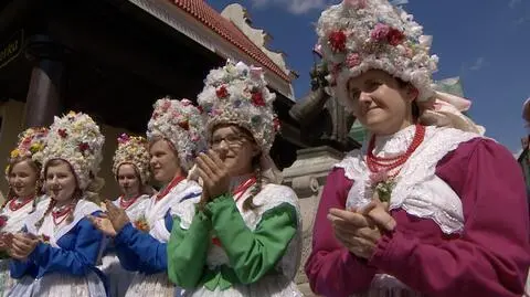 Bambrzy świętują w Poznaniu. Kolorowe suknie i kwiaty na głowie